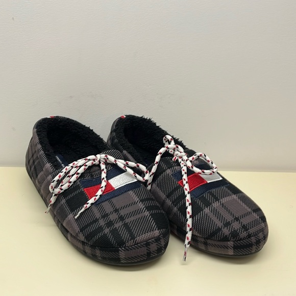 Tommy Hilfiger Gray Plaid Fluffy Slippers Men’s Size 9 (NWOT) - Picture 1 of 6